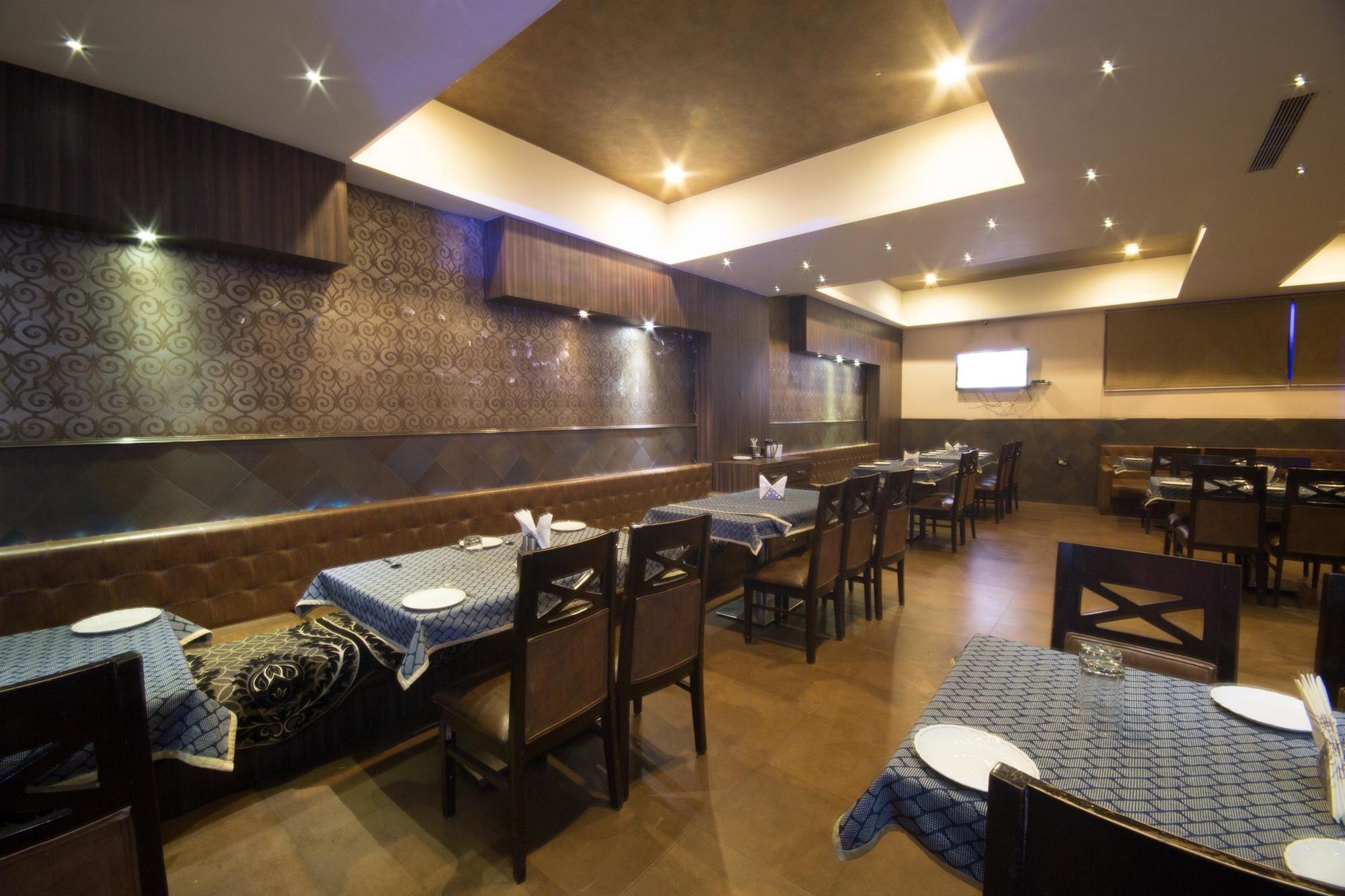 Oyo 1524 Hotel Vaani Continental カーンプル エクステリア 写真